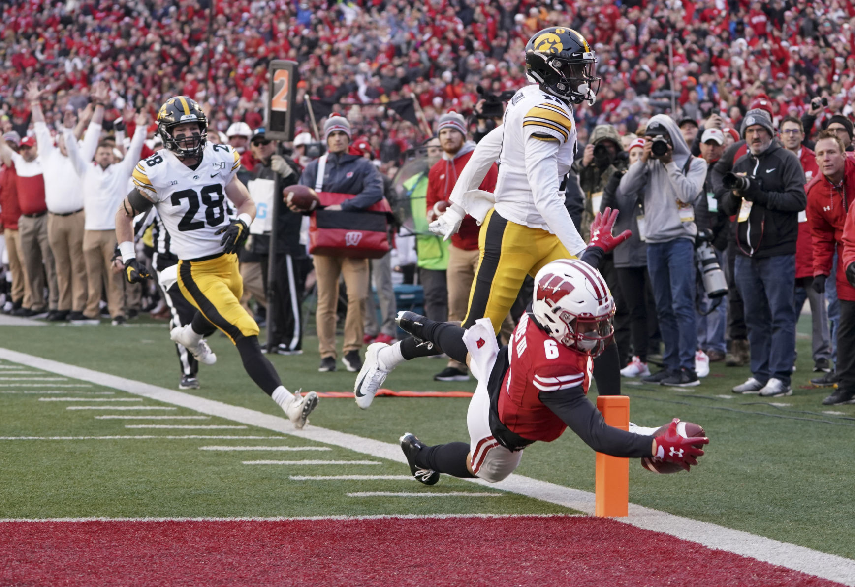 Badgers 24, Hawkeyes 22